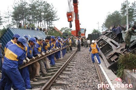 组图:浙江金温铁路发生火车与货车相撞事故